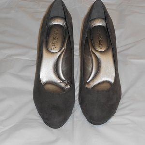 Kelly and Katie Gray Pumps Size  6.5